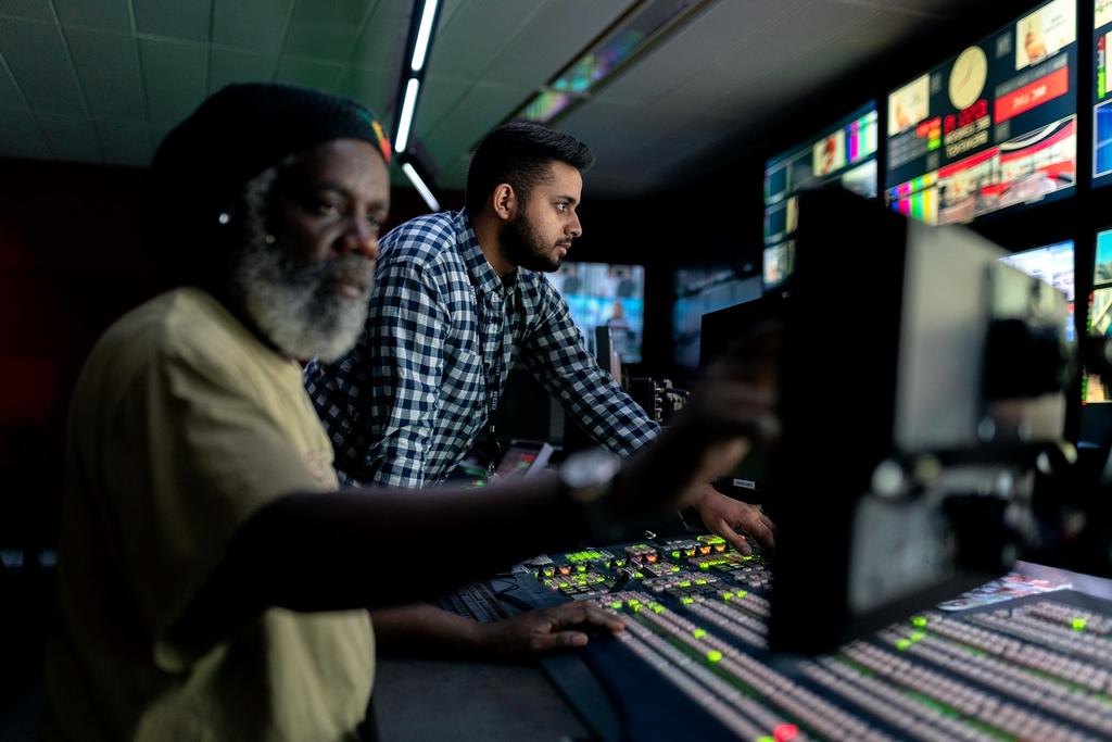 Smart lighting app screen with evening color adjustments