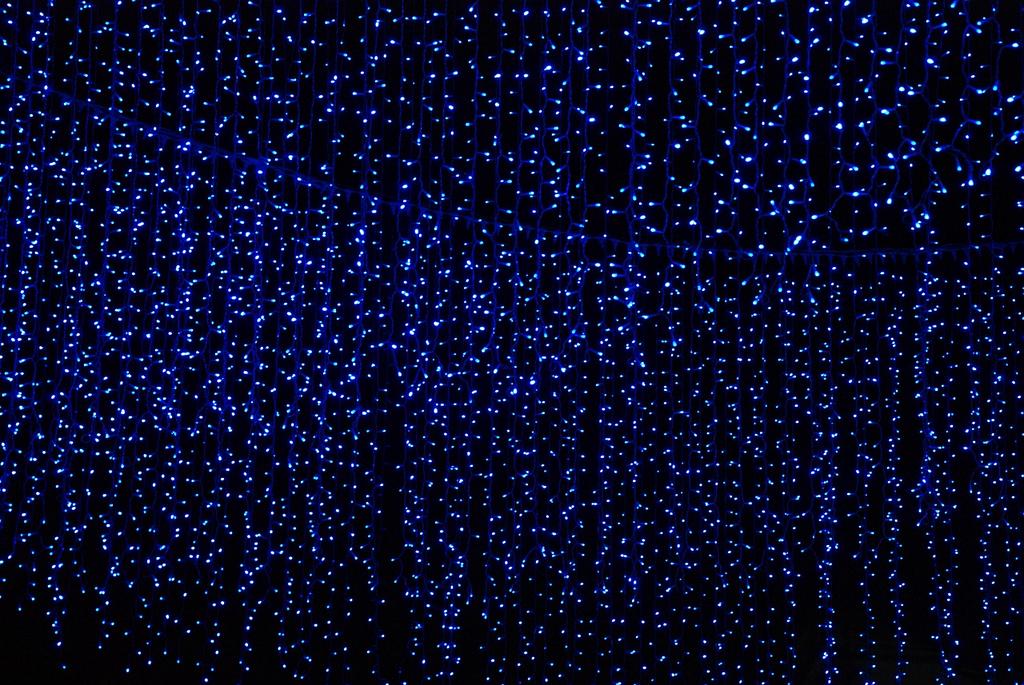 Voice assistant device with ambient lighting responding to commands